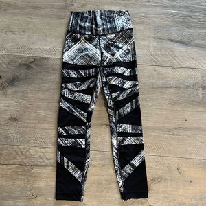 Lululemon luxstreme black and white high waisted leggings size 4